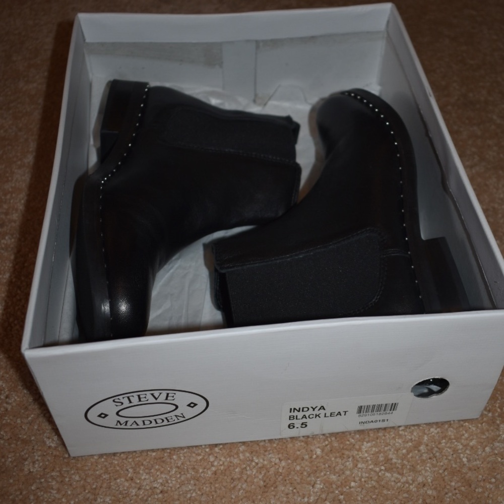 Steve Madden Indya Black Leather Bootie - Picture 7 of 8